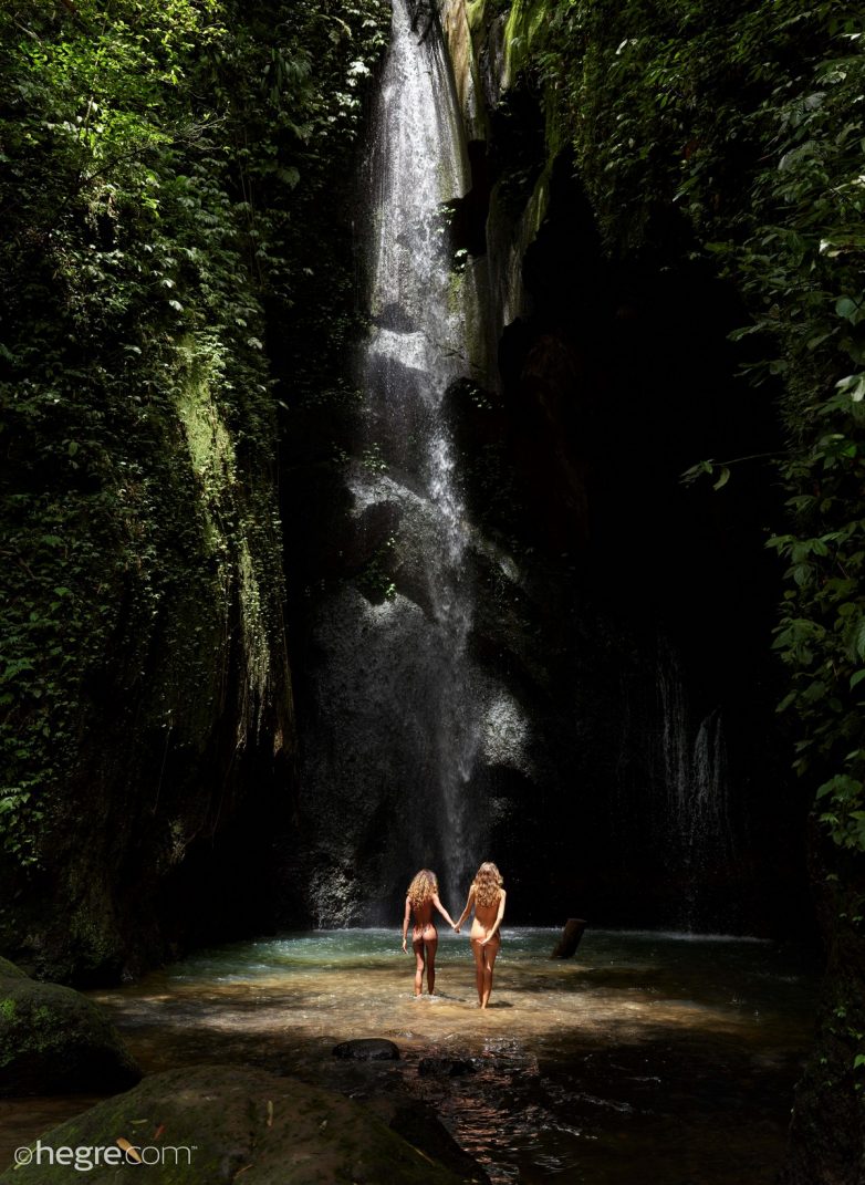 Голые Clover и Putri у водопада