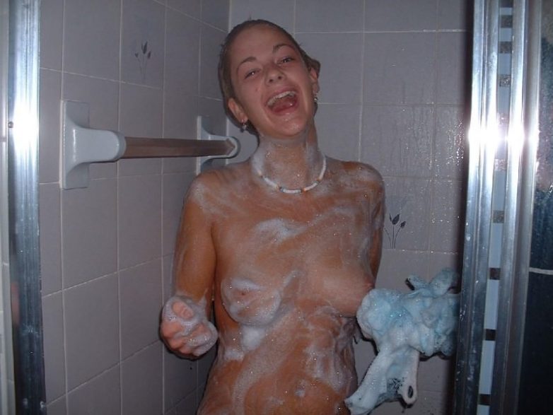 Любительские фото девушек, принимающих душ