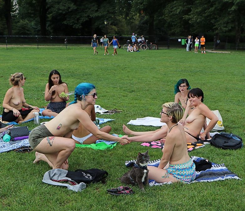 Голые посиделки в нью-йоркском парке разврата