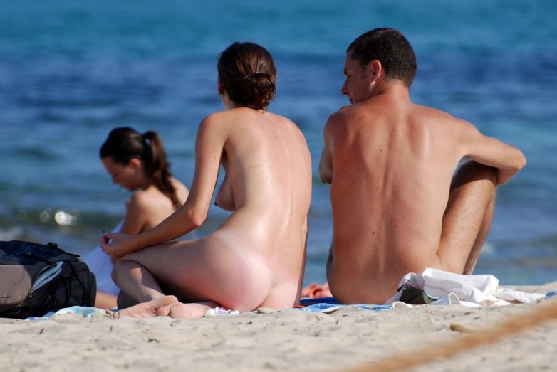 Отдыхающие девчули подставляют своё тело лучам палящего солнца