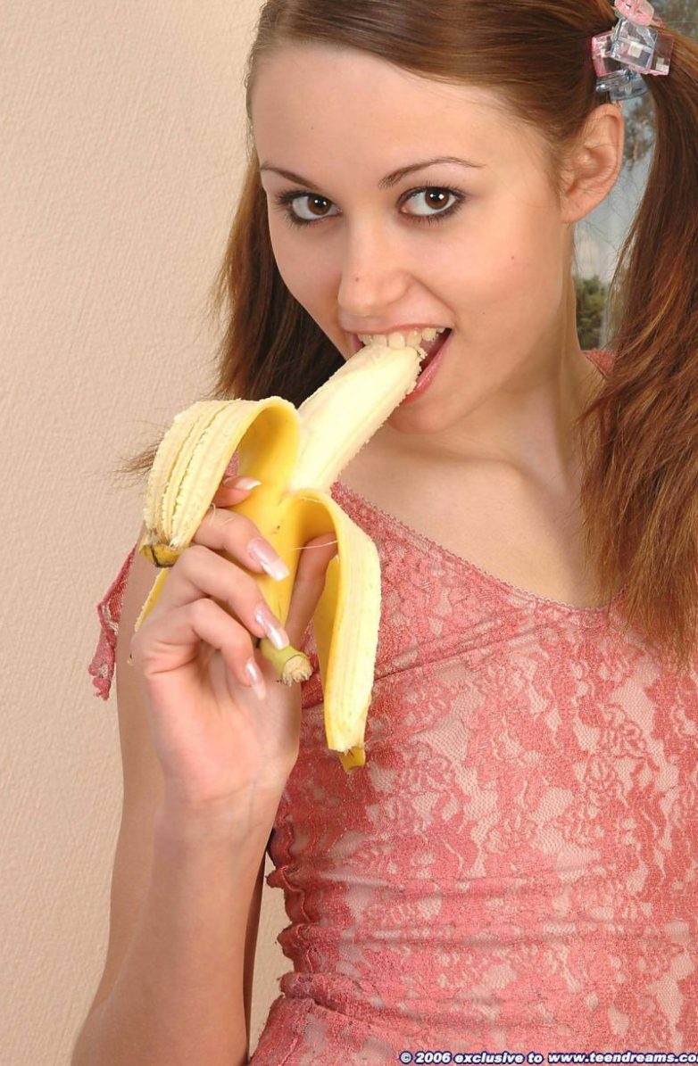 Развесёлая рыжая девушка с бананом