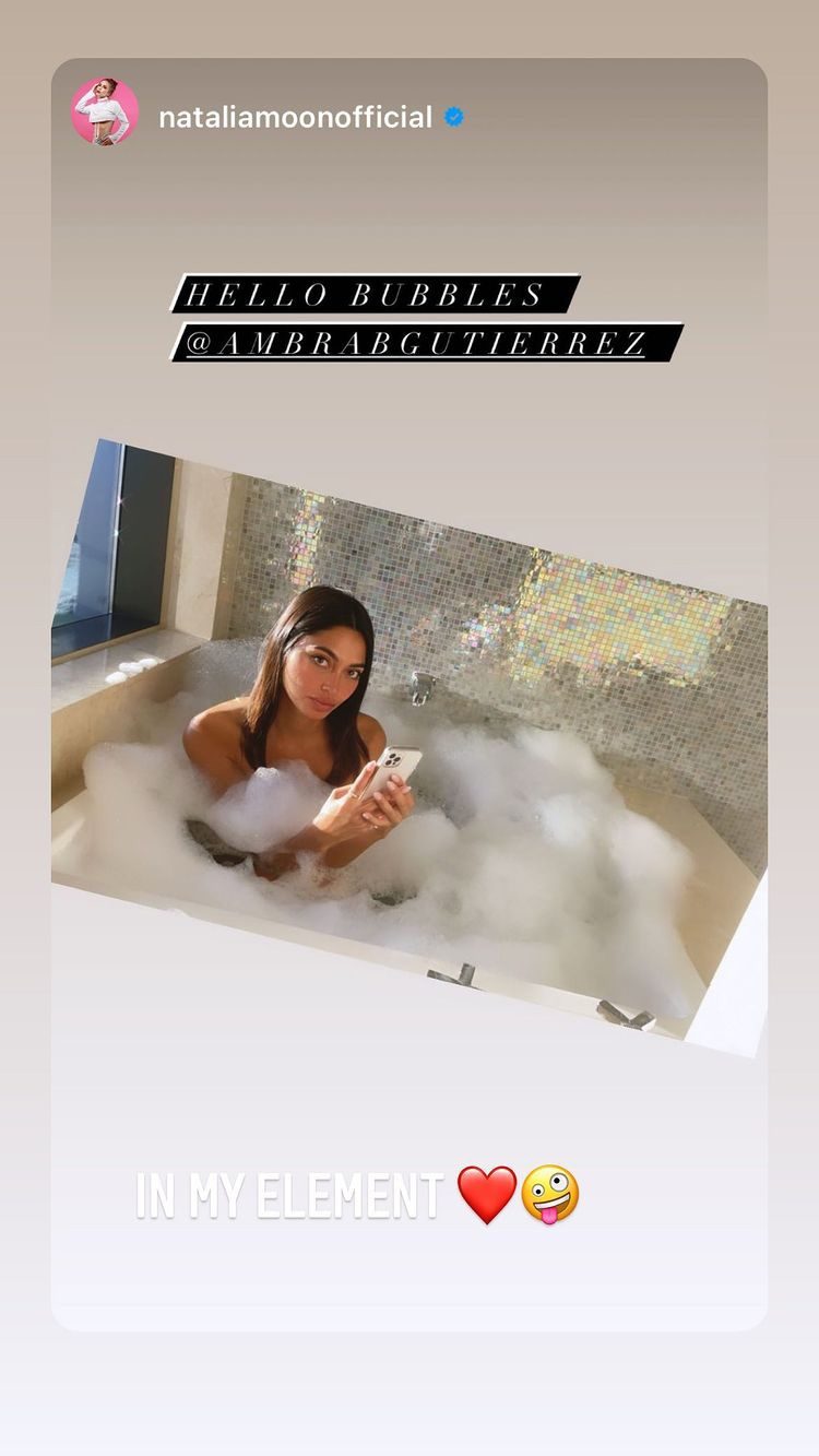 Бесподобная Амбра Гутьеррес принимает ванну