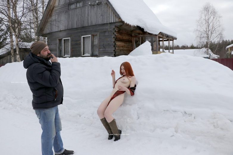 Рыжая Татьяна вышла на перекур в зимней деревне
