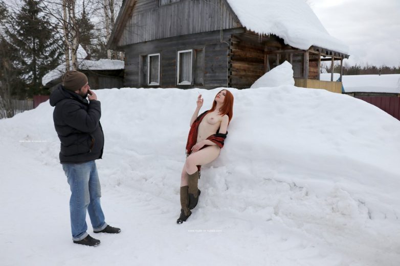 Рыжая Татьяна вышла на перекур в зимней деревне