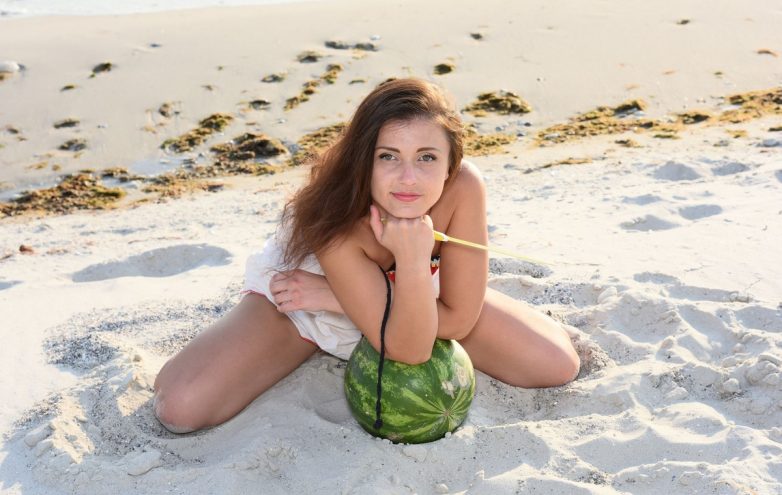 Melina и её арбузная фотосессия на пляже