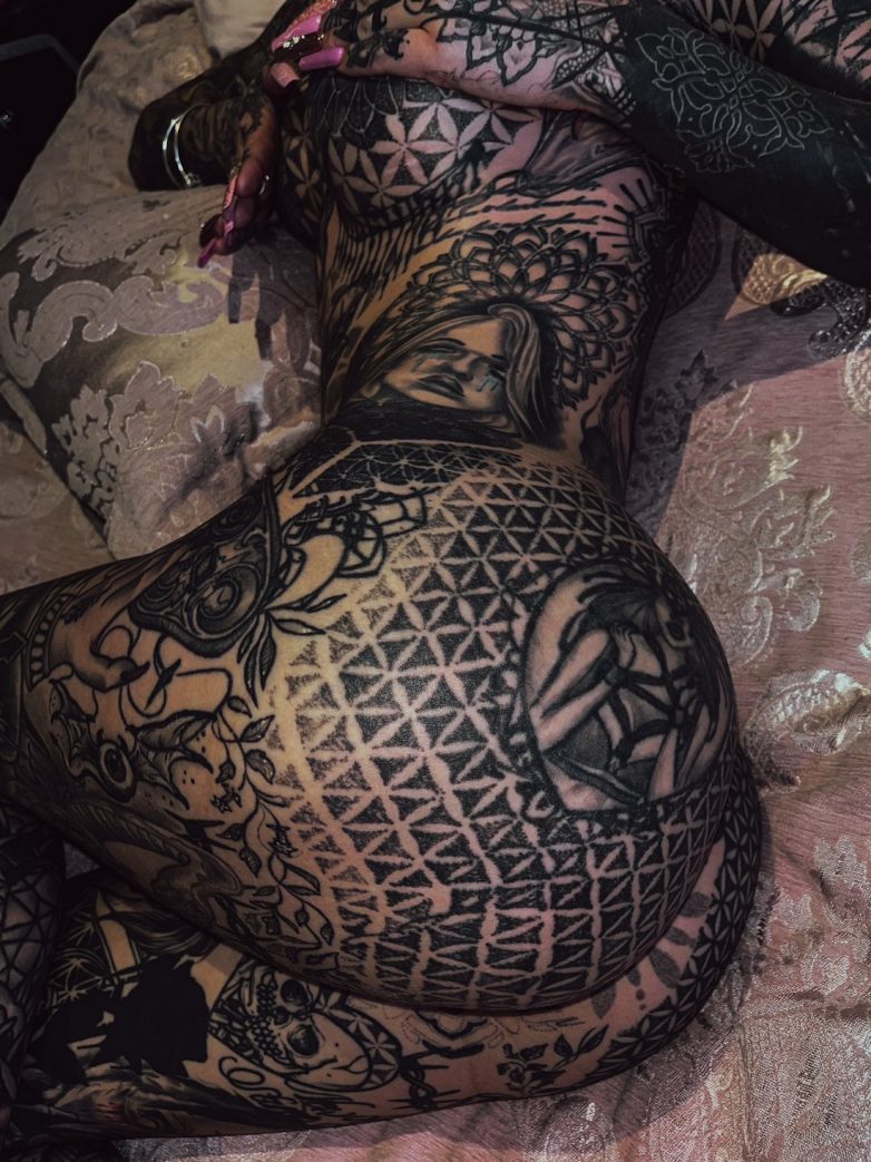 Австралийка потратила четверть миллиона долларов на татуировки
