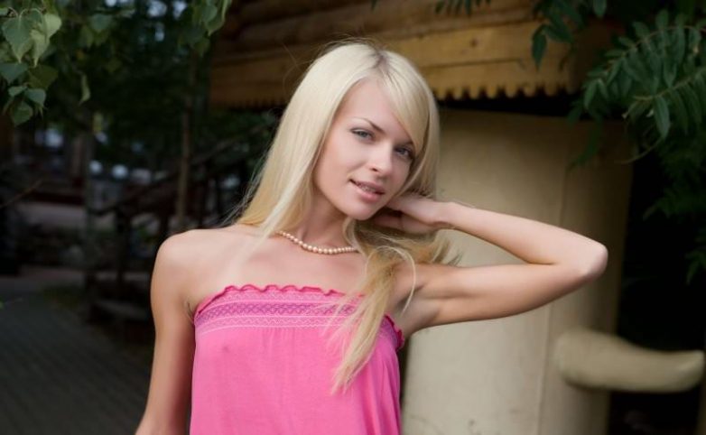 Красивая блондинка в легкомысленном розовом платьице