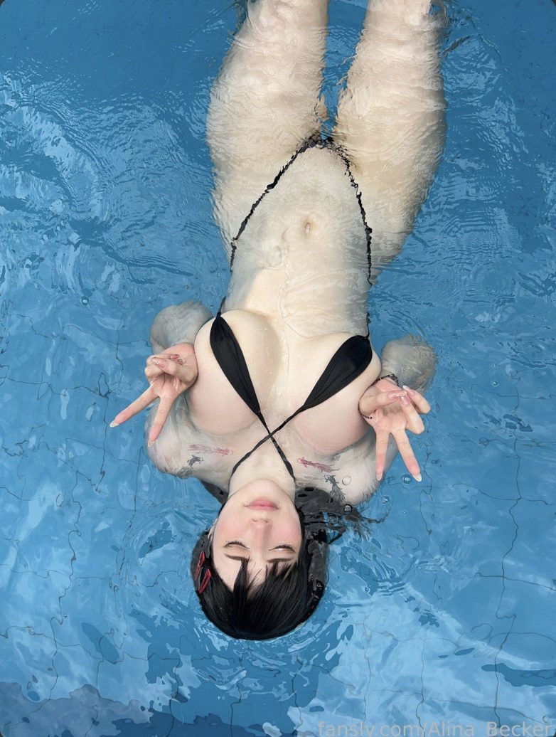 Алина Бекер отдыхает в бассейне