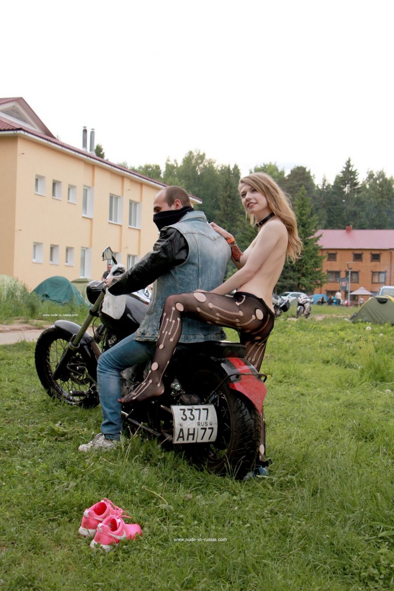 Ева делает дрынь-дрынь на мотоцикле