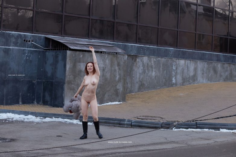 Безбашенная Ника гуляет по улицам в компании плюшевого спутника