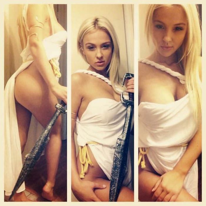 Модели журнала &quot;Playboy&quot; фотографируют себя перед зеркалом