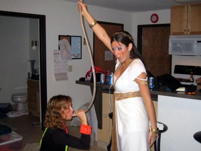 Пьяные девчонки пьют пиво из воронки