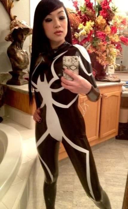 Сексуальные косплейщицы в откровенных костюмах