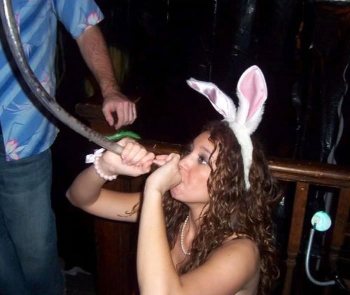 Пьяные девчонки пьют пиво из воронки