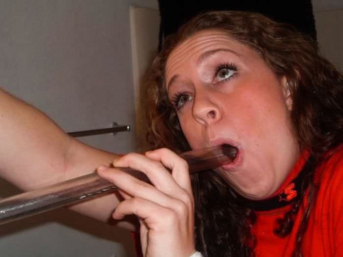 Пьяные девчонки пьют пиво из воронки