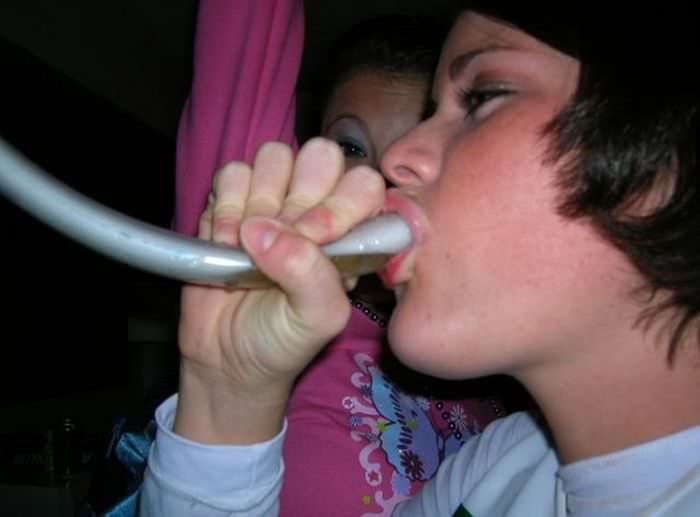 Пьяные девчонки пьют пиво из воронки