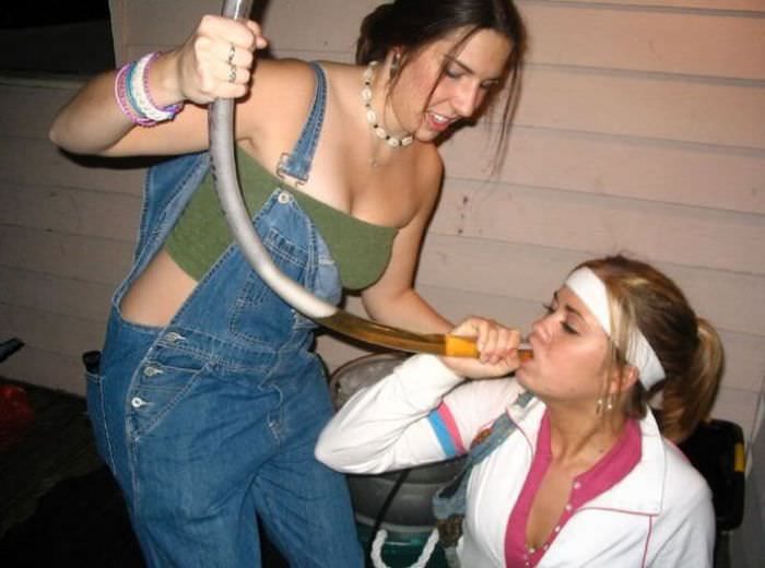 Пьяные девчонки пьют пиво из воронки