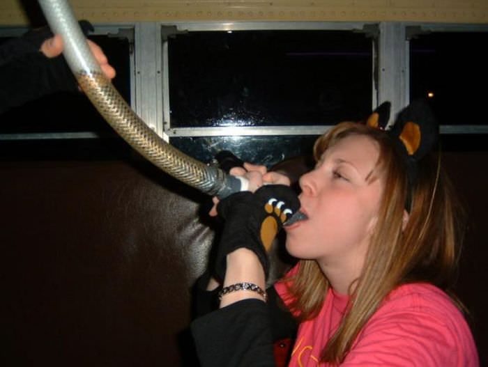 Пьяные девчонки пьют пиво из воронки