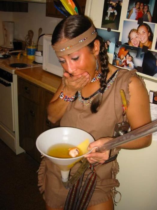 Пьяные девчонки пьют пиво из воронки