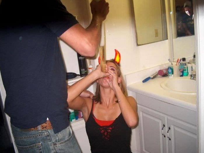 Пьяные девчонки пьют пиво из воронки