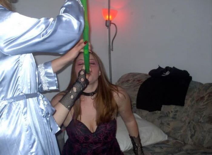 Пьяные девчонки пьют пиво из воронки