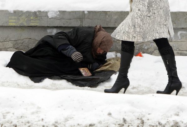 Человек лежит на улице в мороз: что делать?