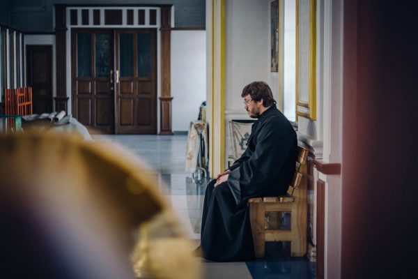 Попы на «мерседесах»: почему люди уходят из Церкви