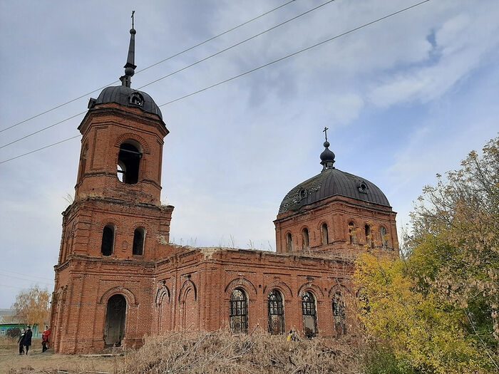 Зачем и почему священник восстанавливает разрушенный храм в деревне