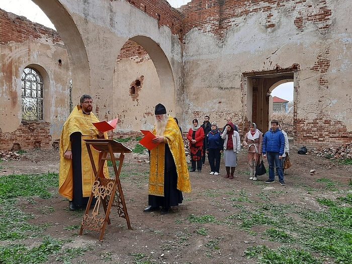 Зачем и почему священник восстанавливает разрушенный храм в деревне