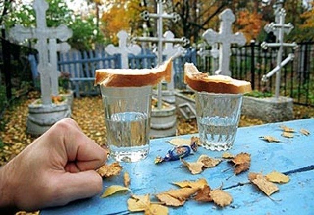 Поминки в церкви стол для приношений