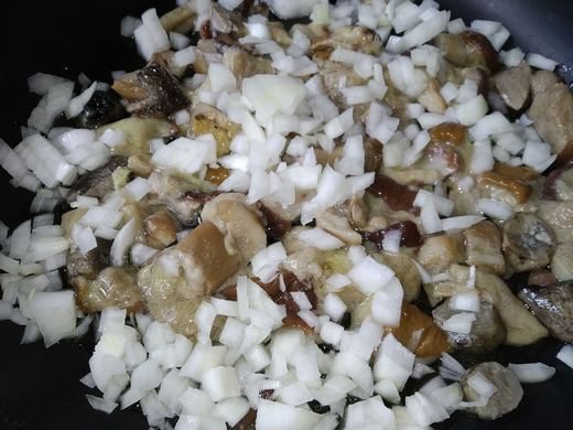 Блюдо осени: паста «Farfalle» с лесными грибами, баклажанами и острым зеленым перцем