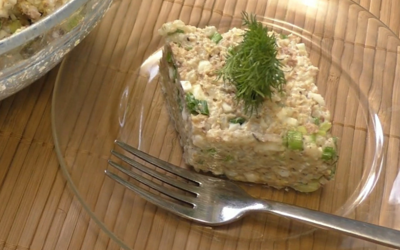 Простой салат из риса и консервированной скумбрии с яйцом