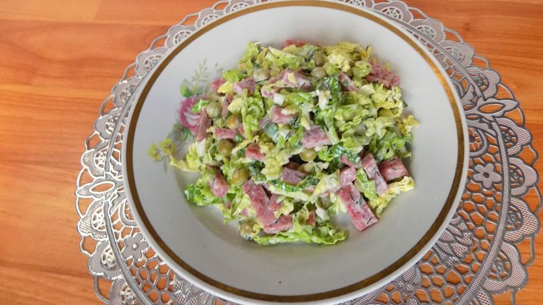 Вкусный и простой салат из савойской капусты