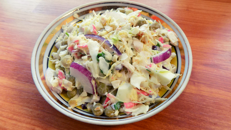 Крабовый салат с капустой и консервированным горошком