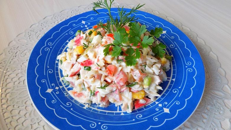 Салат из риса с овощами и крабовыми палочками