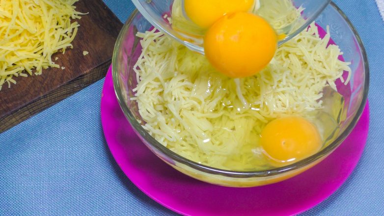 Добавляем три яйца и на сковороду: завтрак за 15 минут который нравится всем!