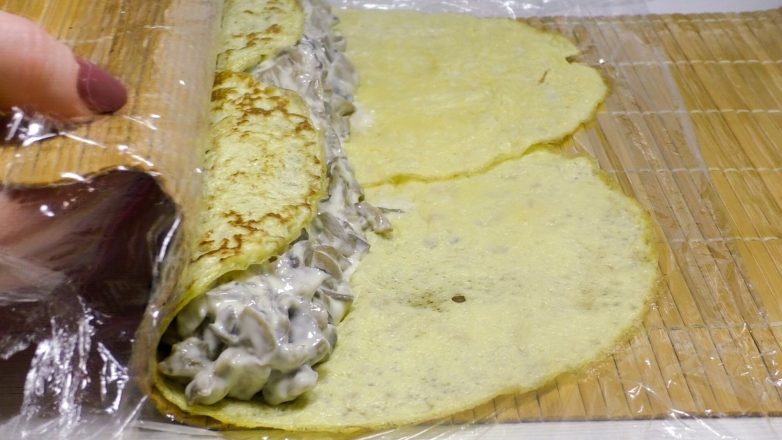 Добавляем плавленый сыр в начинку и заворачиваем как показано в видео!