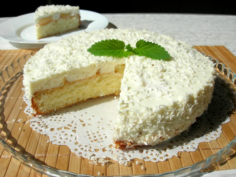 Торт «Пина Колада» на основе бисквита и нежного суфле