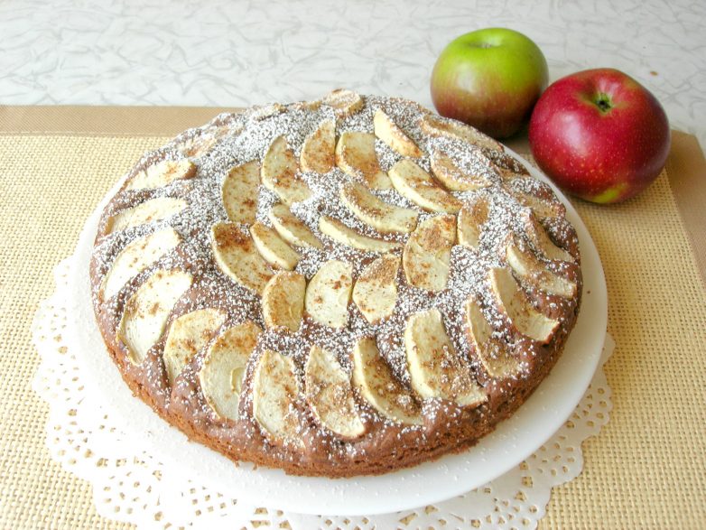 Чудесный шоколадный пирог с яблоками и корицей! Рецепта проще не найти: смешал, в духовку и пеки!