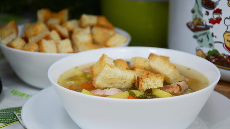 Легкий гороховый суп с копченым окорочком