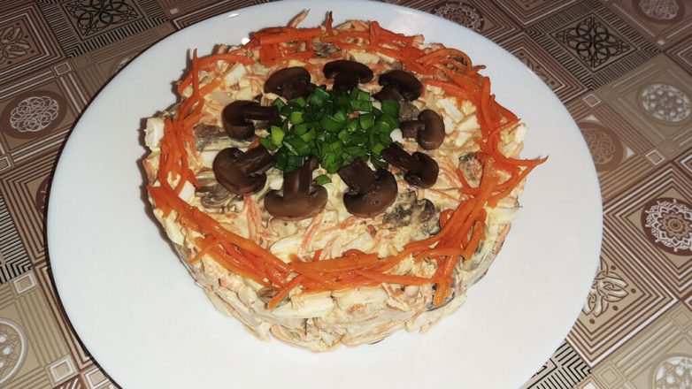 Салат с копченой курицей, грибами и морковью по-корейски