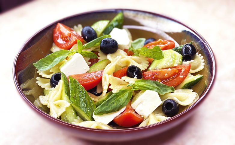 Итальянский салат с макаронами «Фарфалле Капрезе» за 10 минут