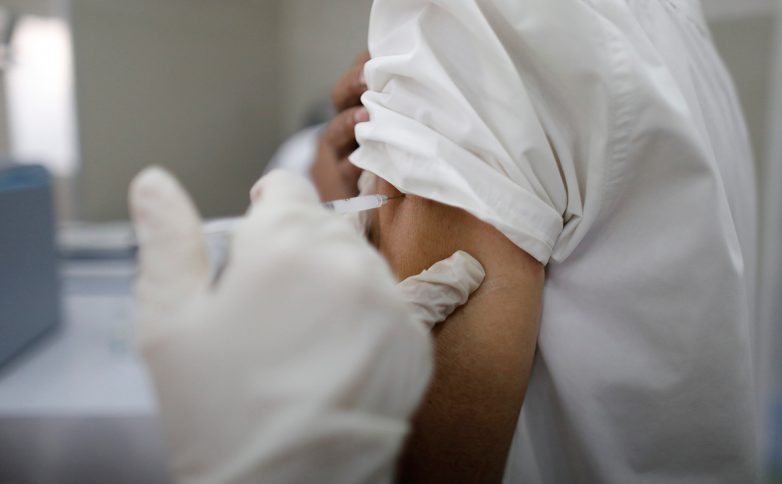 В России разрешили испытания вакцины от COVID-19 на людях