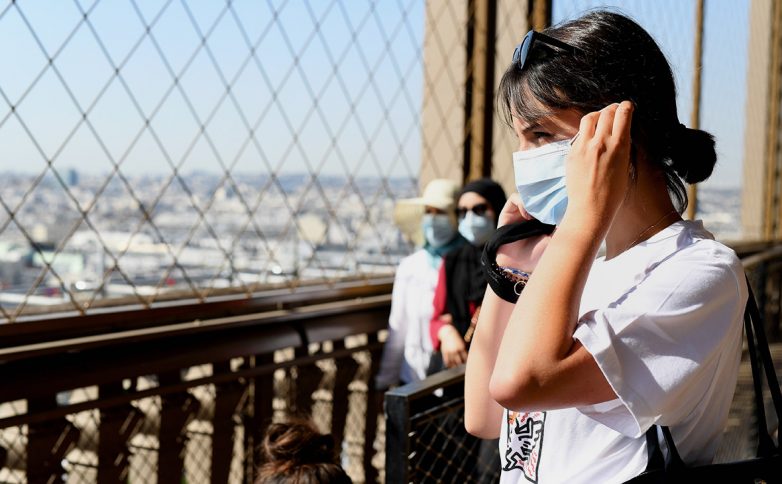 В некоторых районах Парижа введут обязательное ношение масок