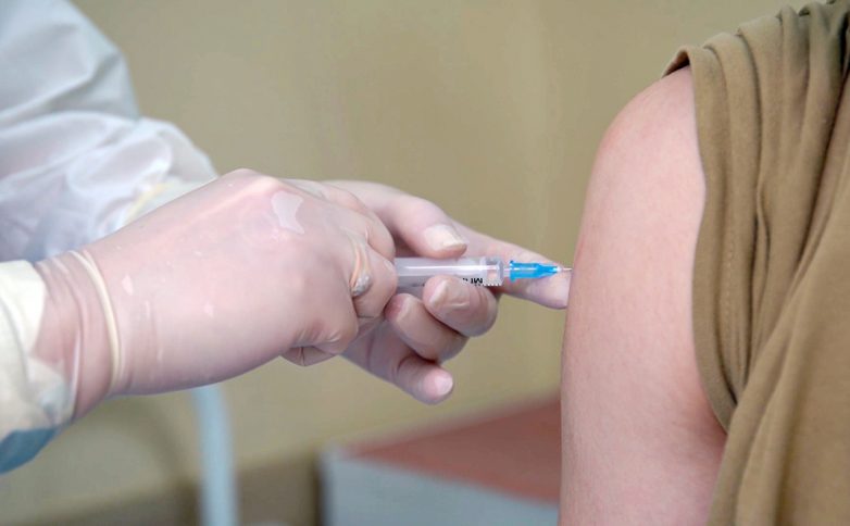 В России набирают добровольцев для новых испытаний вакцины от COVID