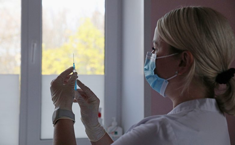 Медведев решил признать вакцину от COVID жизненно важным препаратом