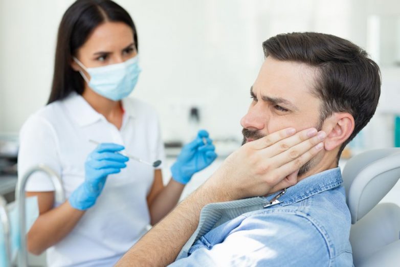 Стоматолог предупреждает о воспалениях полости рта после COVID-19