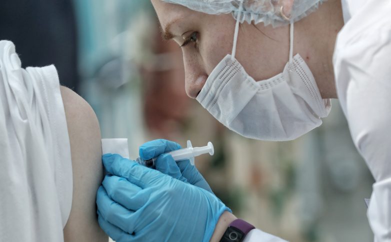 Гинцбург допускает улучшение состояния от прививки при «длинном COVID»