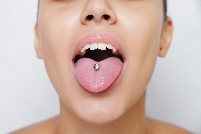Пирсинг во рту связывают с риском выпадения зубов
