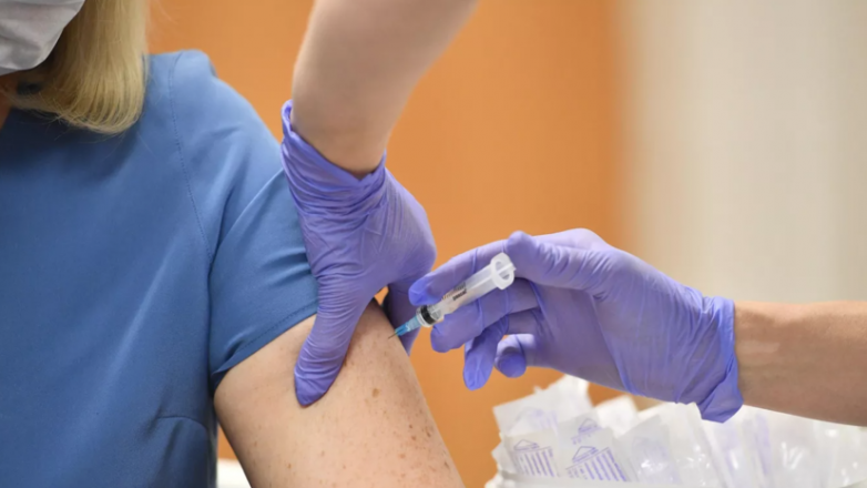 Замдиректора НИИ имени Пастера рекомендует вакцинироваться от COVID-19